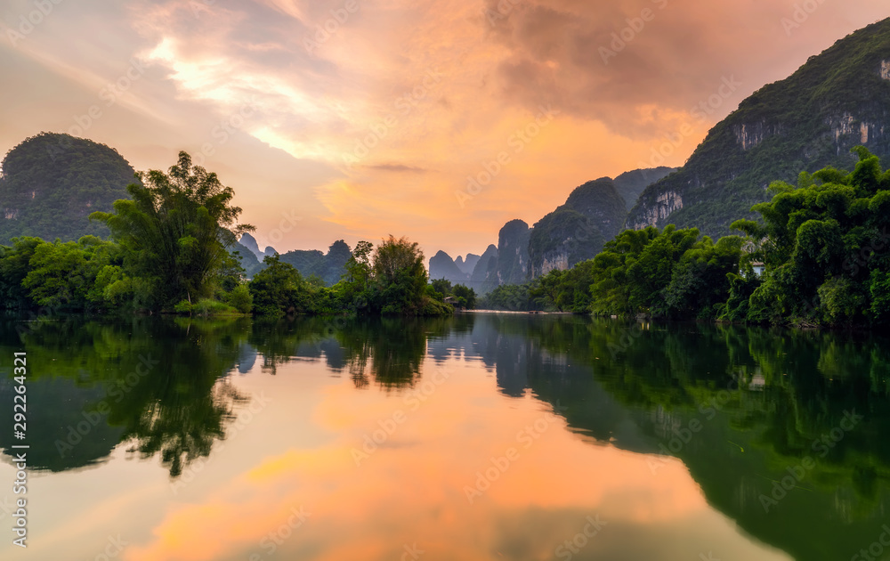 桂林美丽的山水和自然景观