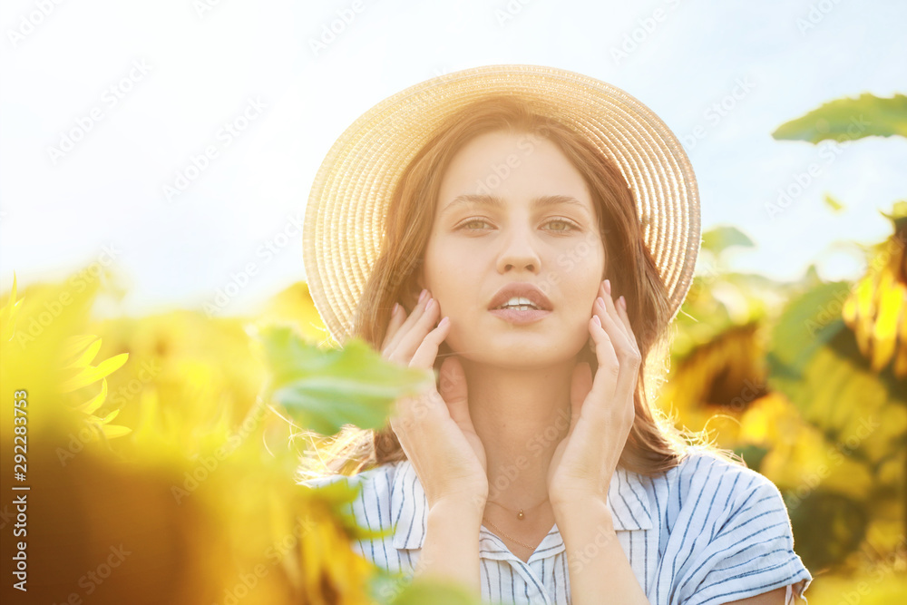 夏日向日葵地里美丽的年轻女子