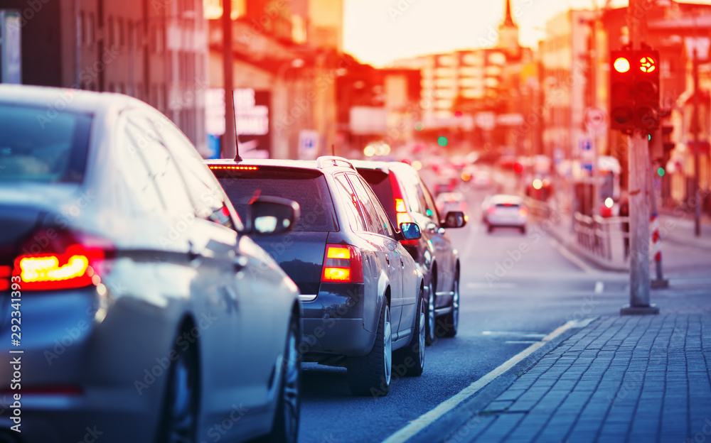 深夜城市道路上行驶的汽车