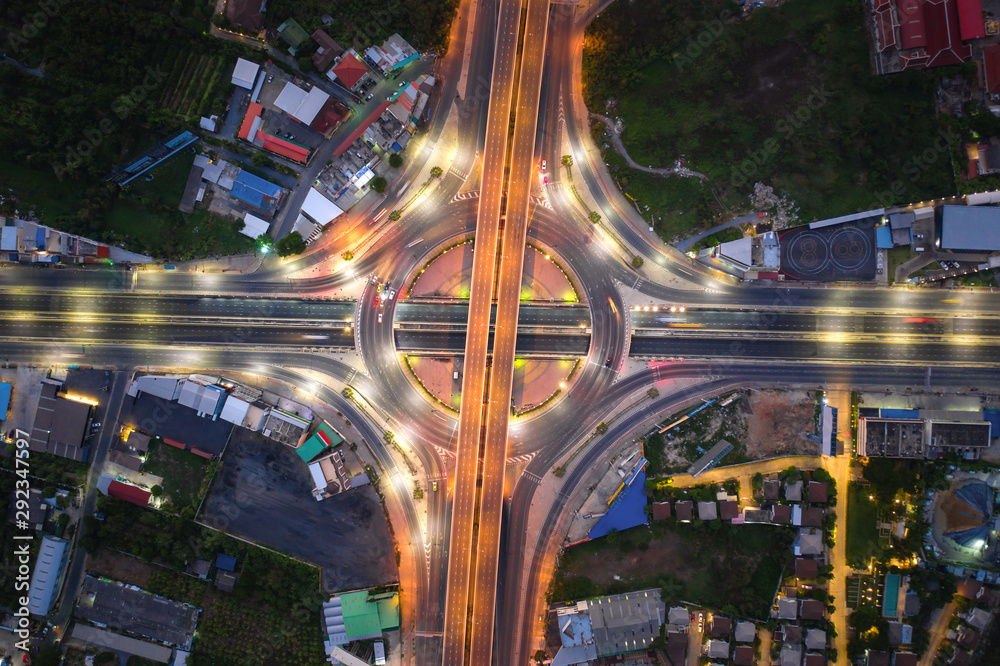 高速公路交叉口鸟瞰图，曼谷城市夜景，泰国。光路ac