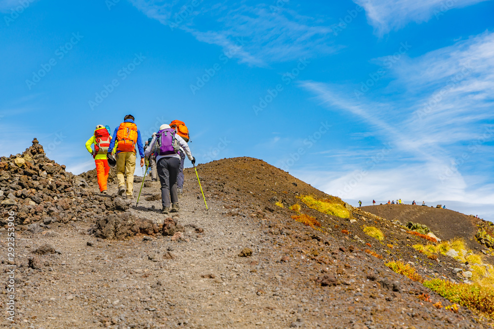 岩手山の頂上まであと少しの登山道