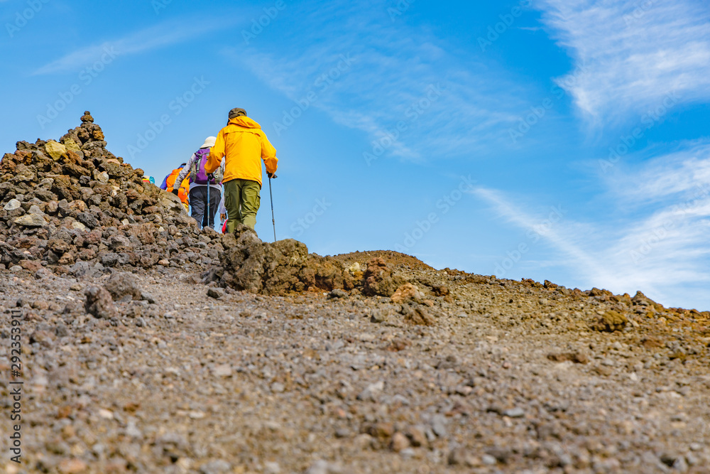 岩手山の頂上まであと少しの登山道