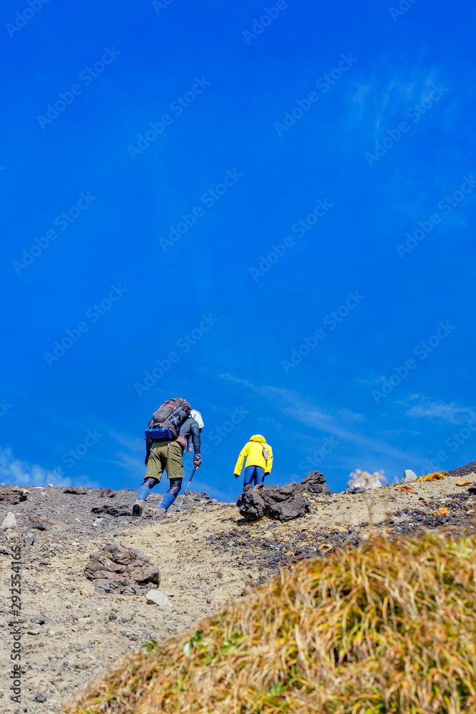 岩手山の頂上まであと少しの登山道