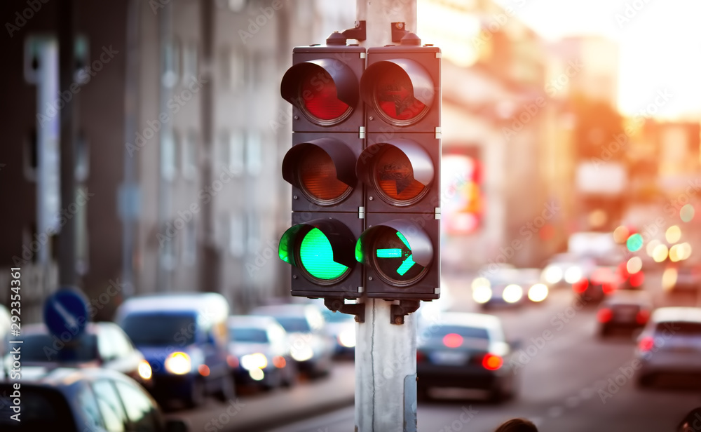 深夜城市道路上行驶的汽车