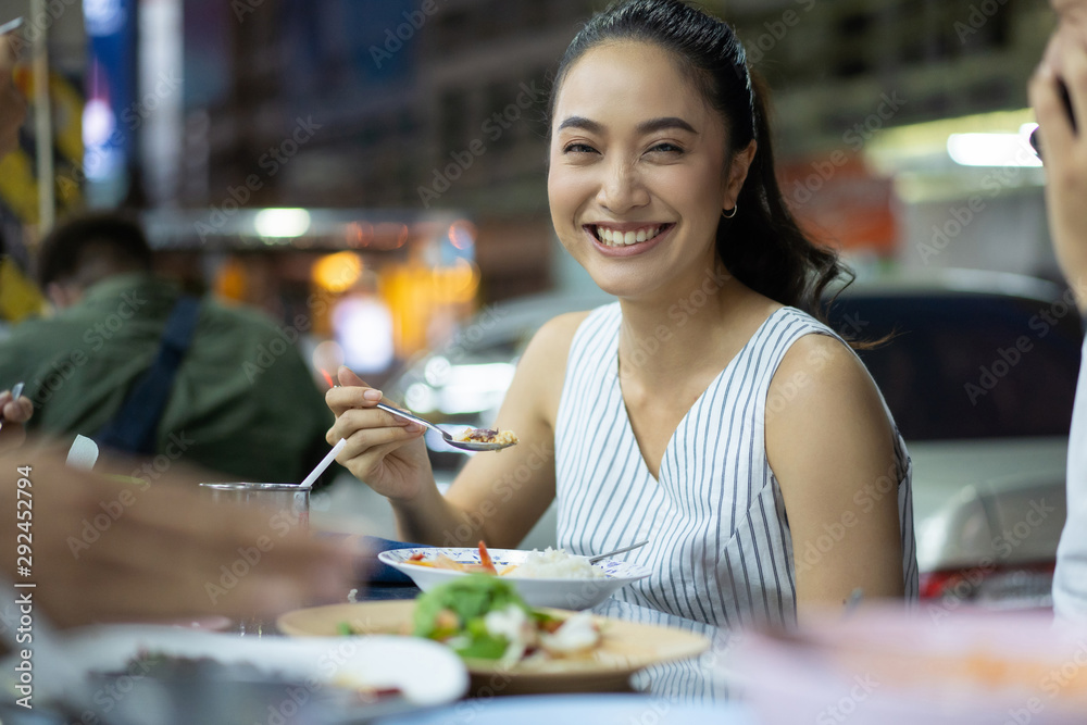 亚洲人正在吃泰国街头美食晚餐。街头美食。