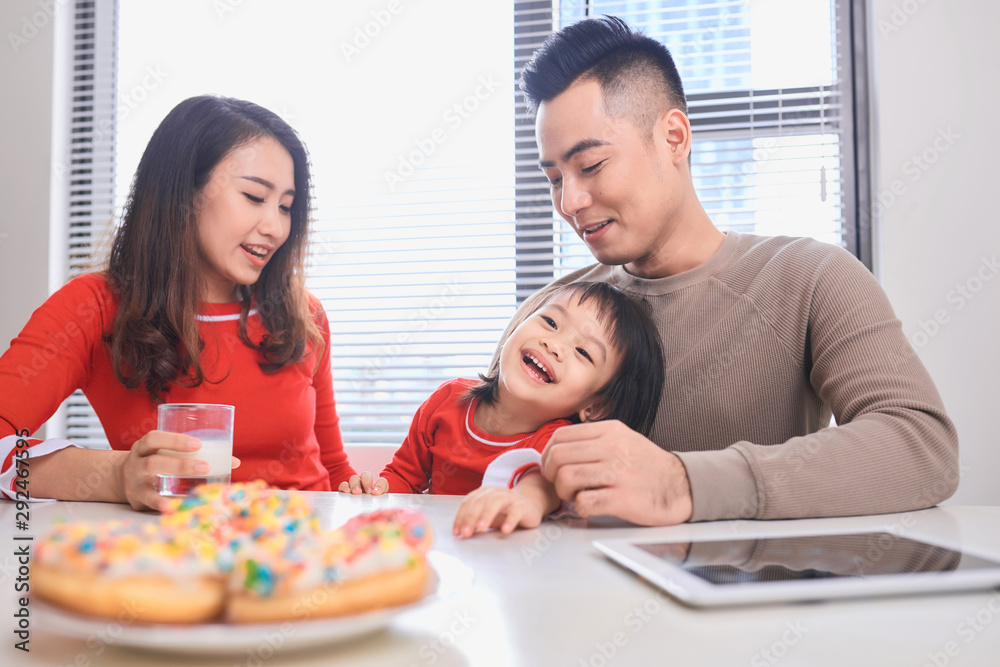 幸福的一家人早上吃早餐