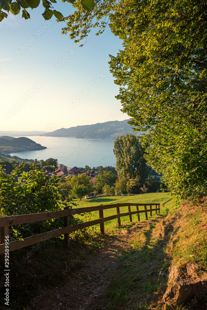 Fußweg hinauf zum Büel, Aussichtspunkt bei Krattigen