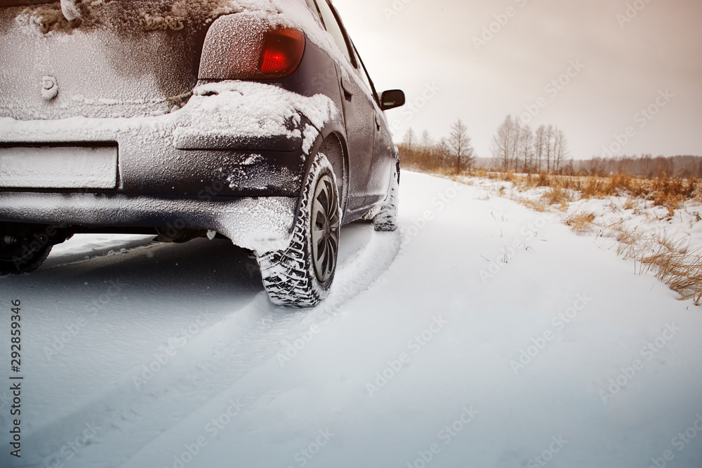 冬季道路上的汽车轮胎被雪覆盖