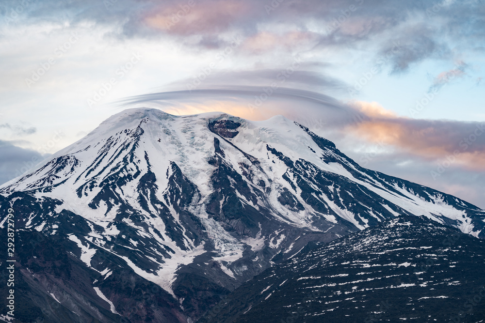 美丽的秋季火山景观。俄罗斯远东，堪察加半岛，欧亚大陆