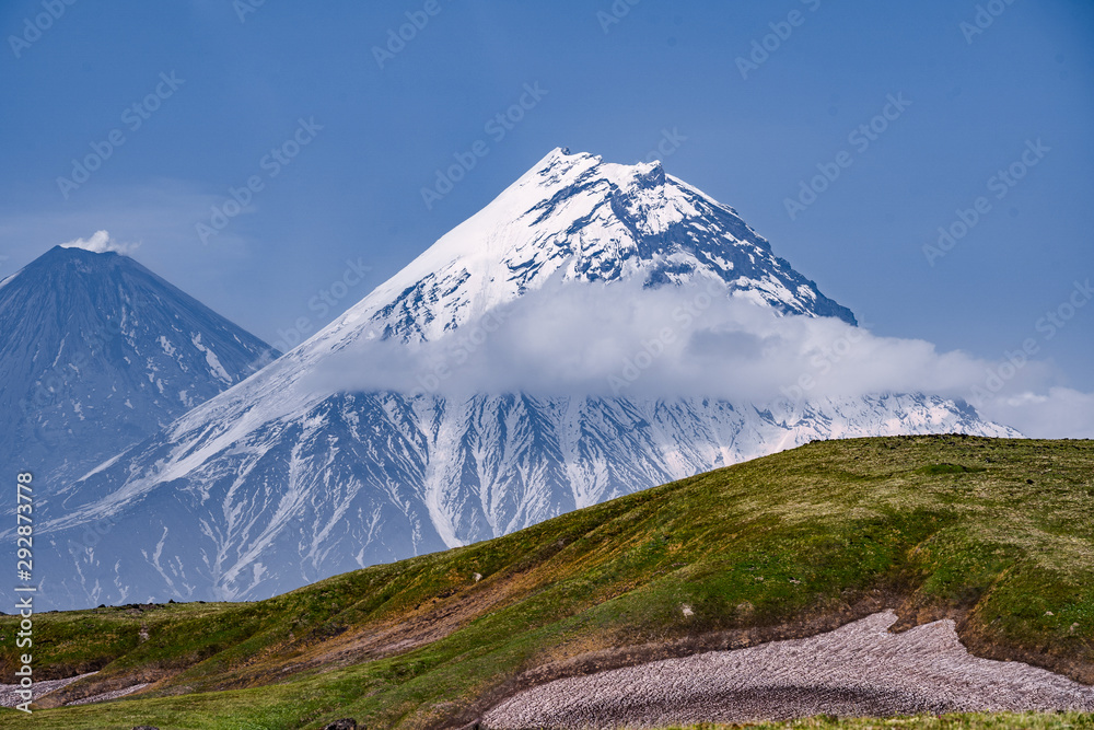 卡门火山、活跃的Klyuchevskoy火山和活跃的Bezymianny火山的景色。