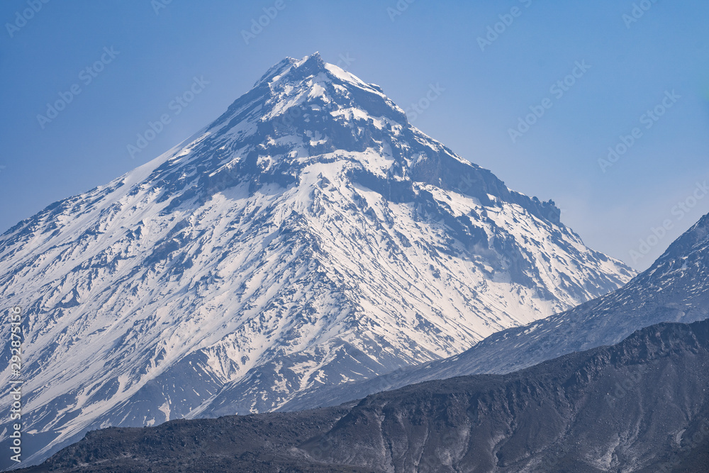 火山景观：卡门火山、活跃的Klyuchevskoy火山和活跃的Bezymianny火山景观