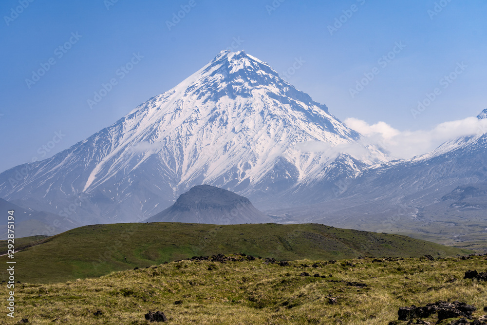 火山景观：卡门火山、活跃的Klyuchevskoy火山和活跃的Bezymianny火山景观