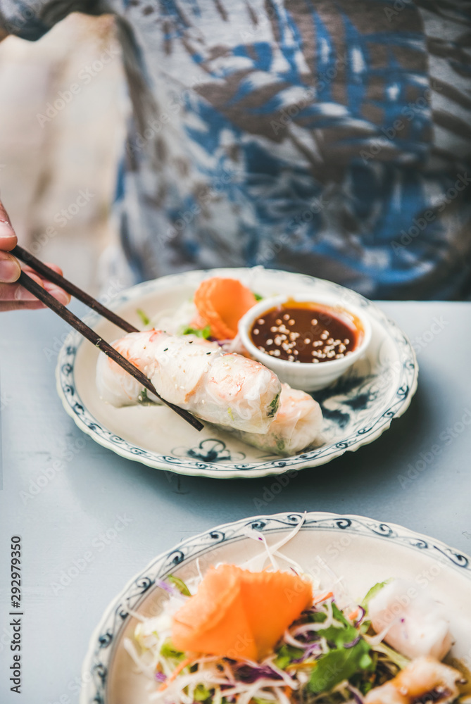 男子在越南餐厅用餐。男子用筷子吃越南素食宣纸卷