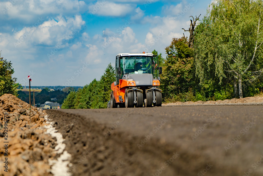 道路施工现场的压路机。公路的施工和维修。