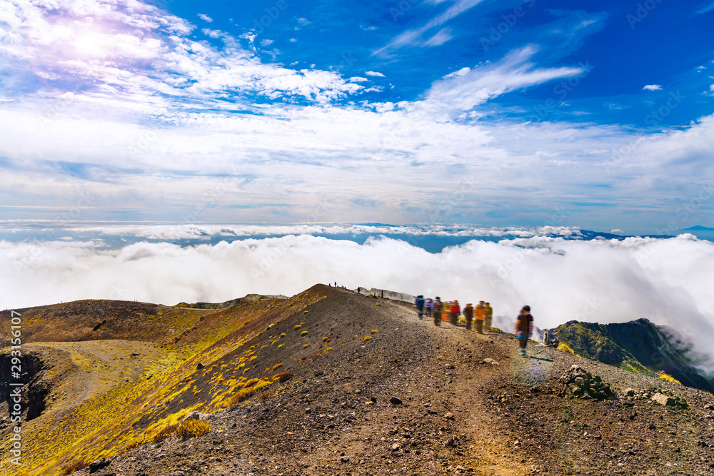 雲の上の登山道