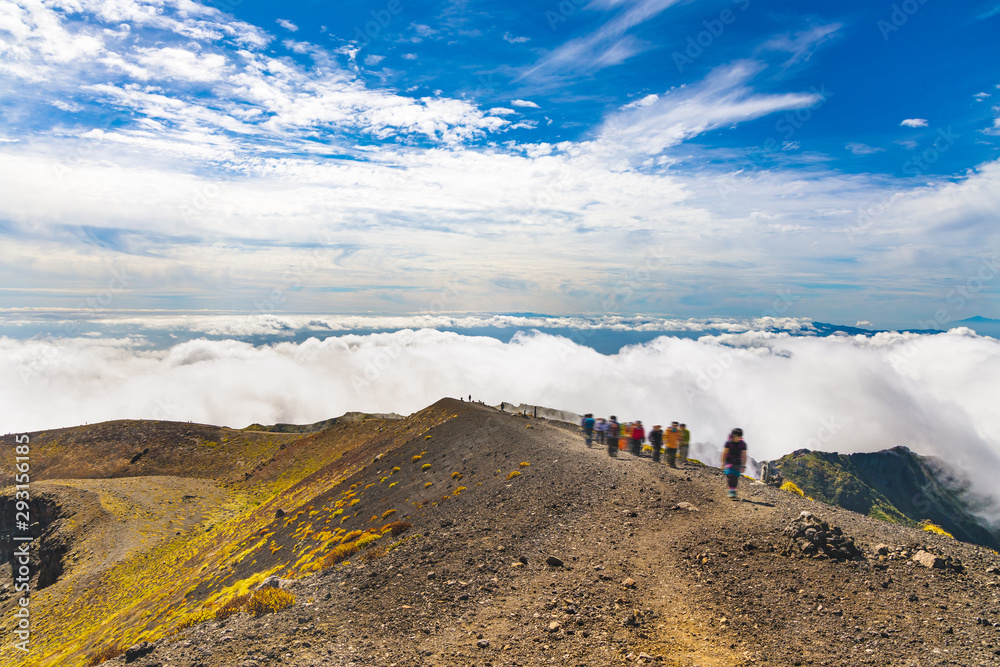 雲の上の登山道