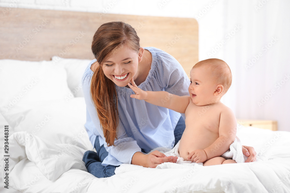 在卧室洗澡后的女人和她可爱的小宝宝