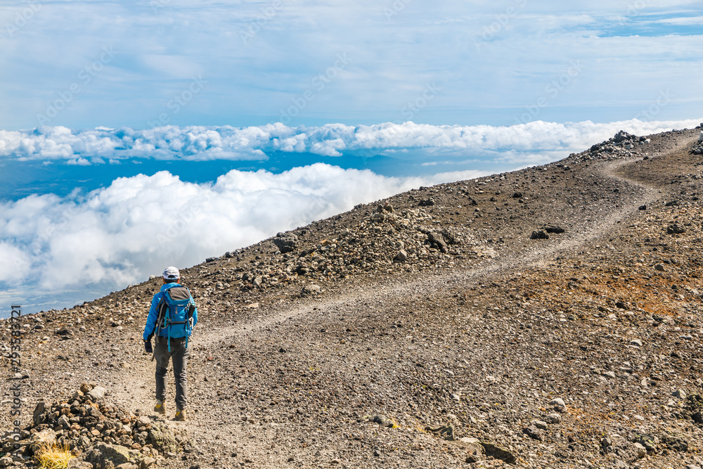 雲の上の登山道.岩手山山頂付近