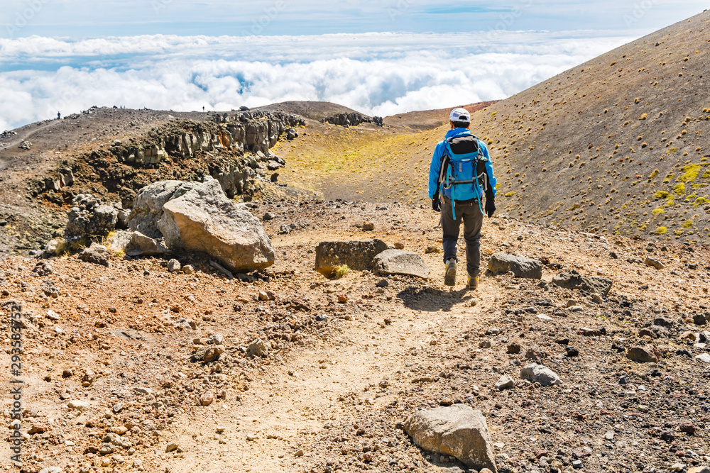 雲の上の登山道.岩手山山頂付近