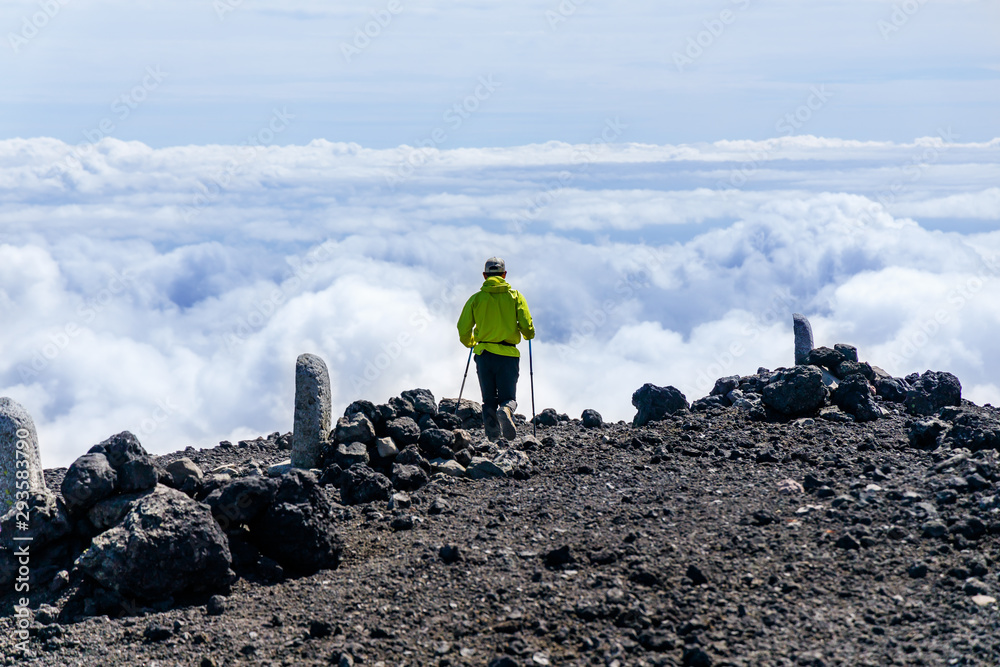 雲の上の登山道.岩手山山頂付近