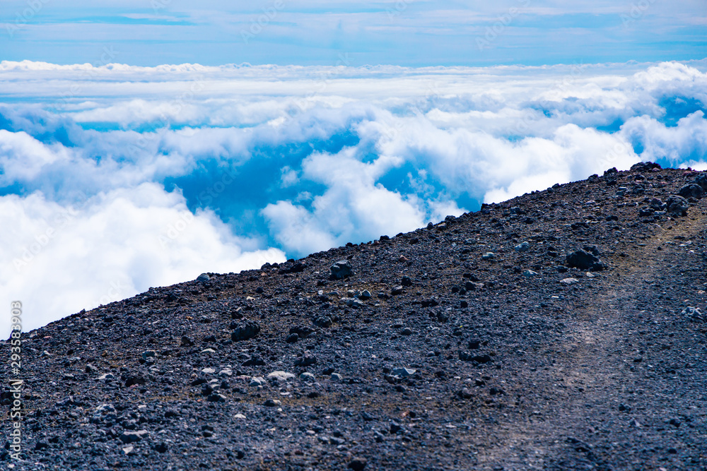 雲の上の登山道.岩手山山頂付近