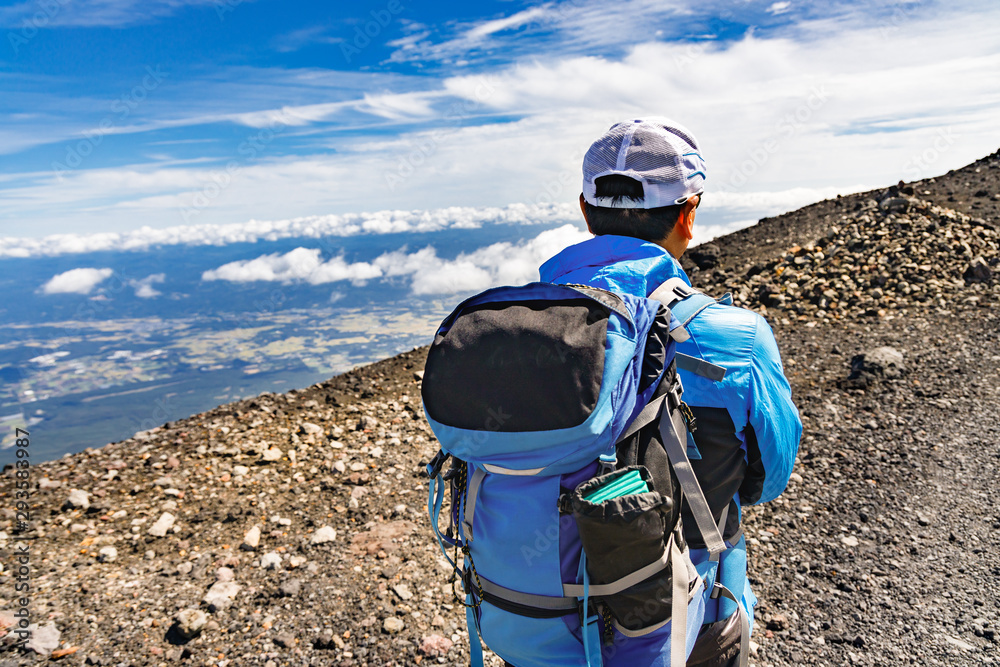 雲の上の登山道.岩手山山頂付近