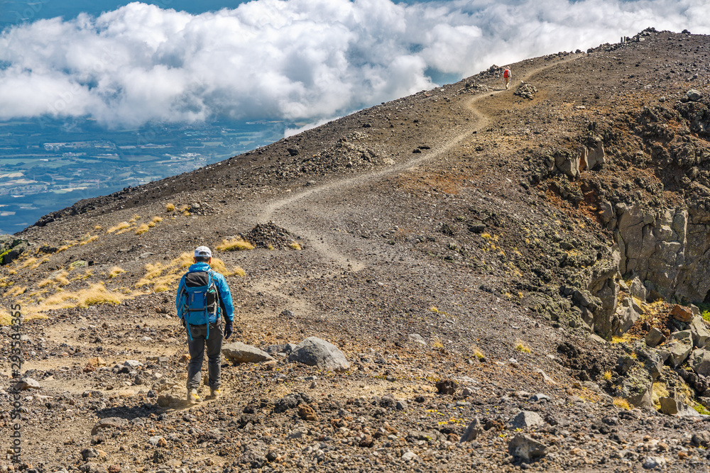 雲の上の登山道.岩手山山頂付近