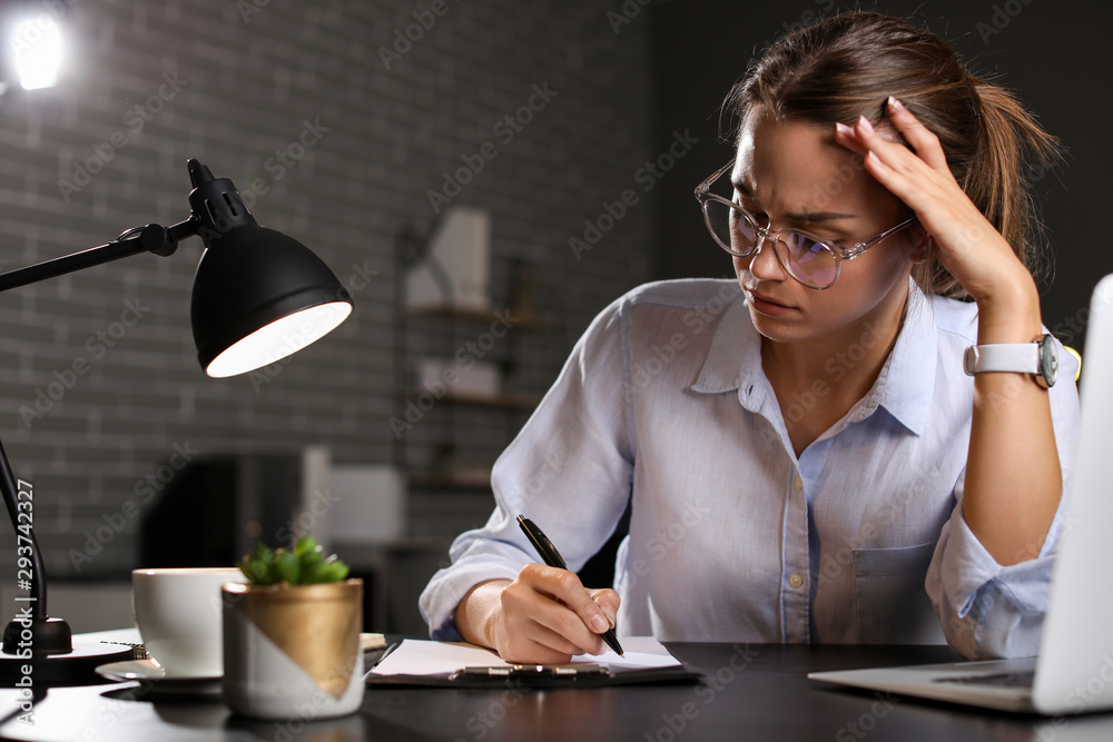 疲惫的女商人试图在任期的最后期限前完成任务