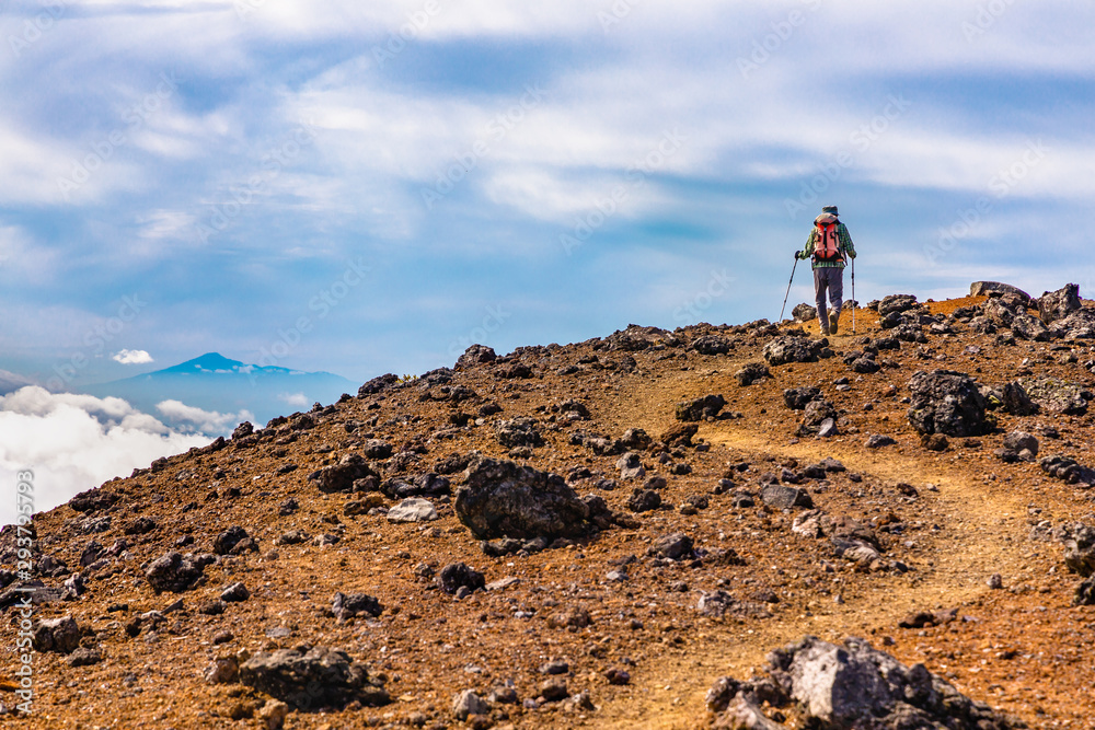 岩手山の山頂に向かう登山道