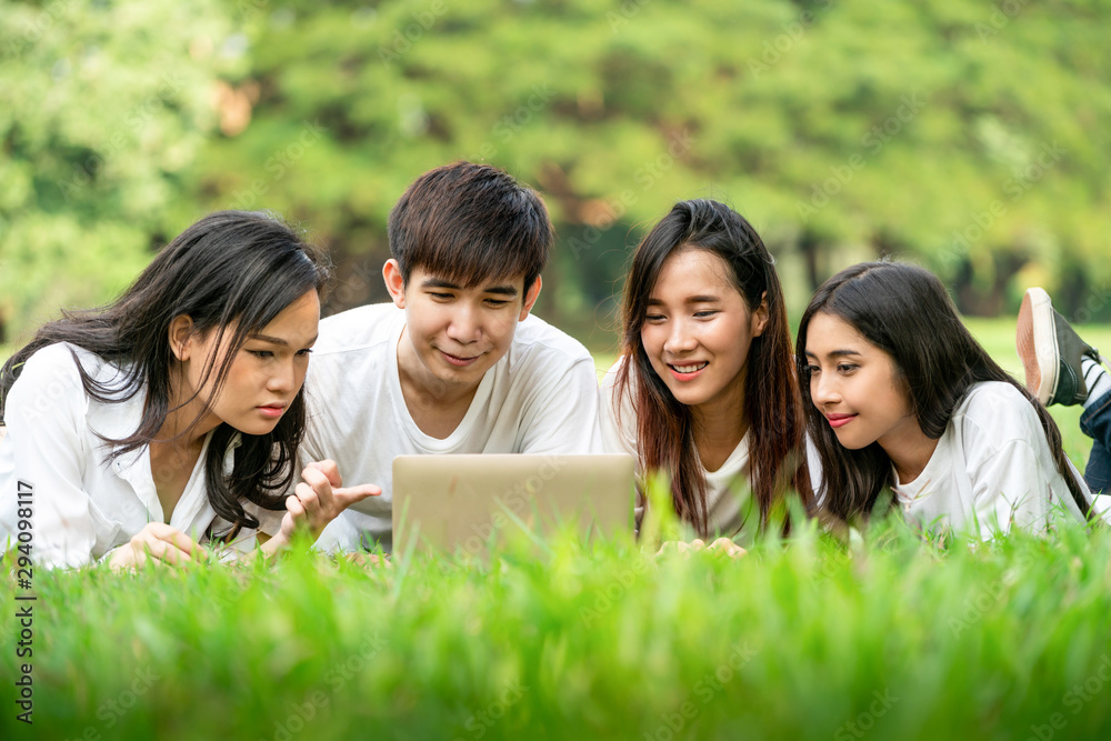 在大学或学校公园的小组项目中学习的年轻学生团队。快乐学习