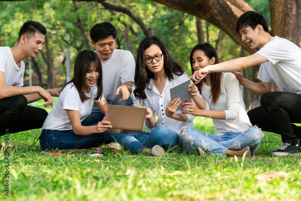 在大学或学校的公园里学习小组项目的年轻学生团队。学习快乐