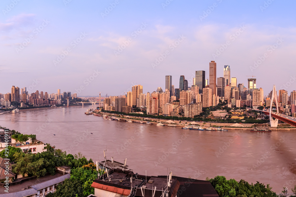 日出时的现代大都市天际线，中国重庆，重庆全景。