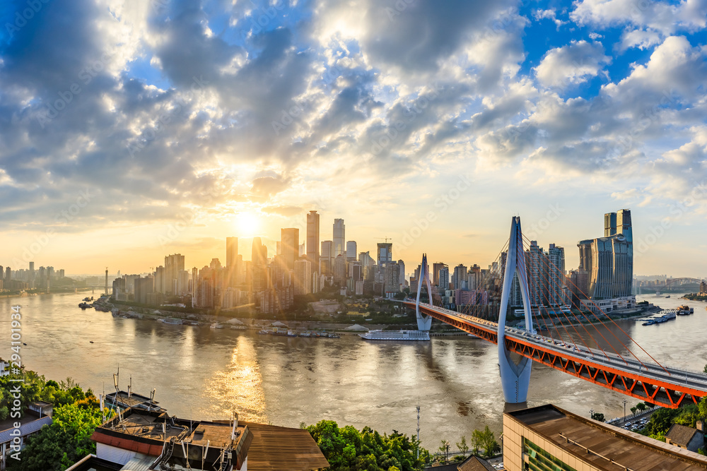 日落时的现代大都市天际线，中国重庆，重庆全景。