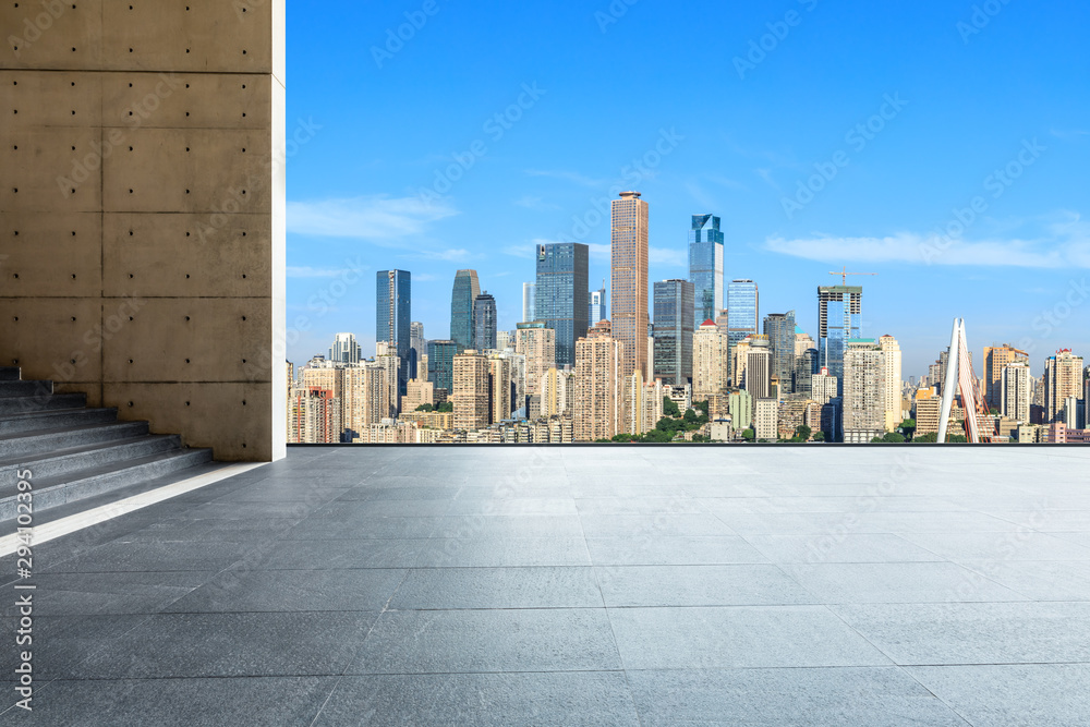 中国重庆空旷的广场和现代的城市天际线。