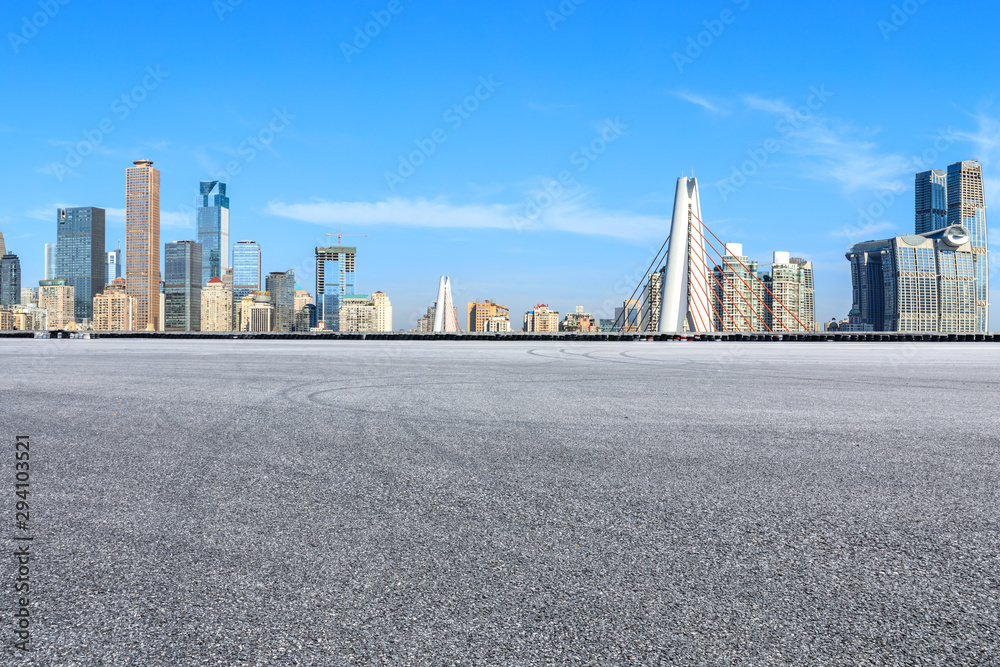 中国重庆，空旷的赛马场和有建筑的城市金融区。