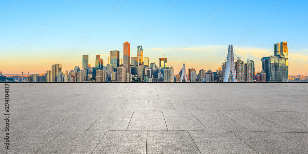 日出时，重庆空旷的广场和现代的城市天际线，中国。