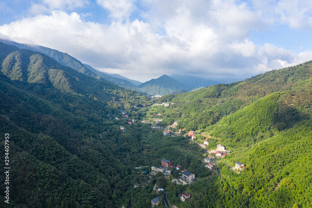 山里有农场的小村庄