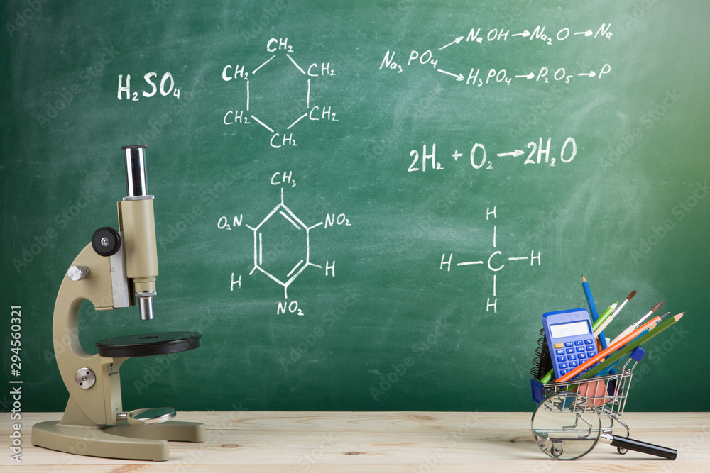 教育理念——礼堂桌子上的显微镜，黑板背景