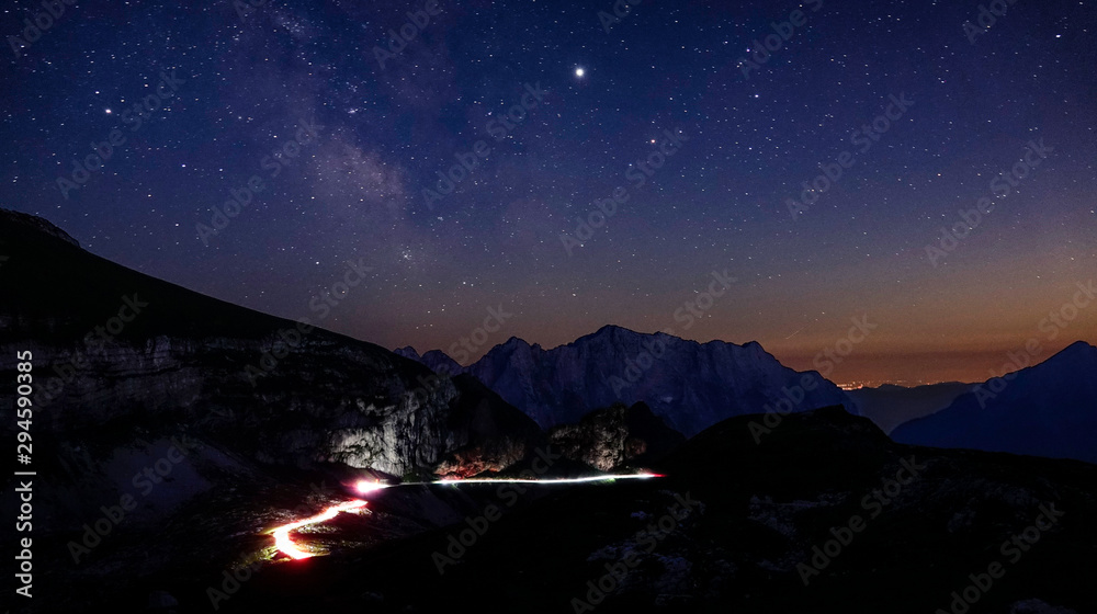 时光倒流：夏日早晨，汽车前灯照亮了山景