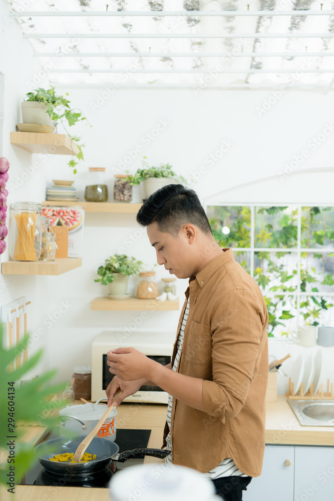 亚洲年轻人在厨房做饭