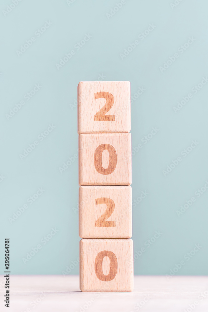 摘要202019新年目标计划设计理念-木桌上的木块立方体和过去