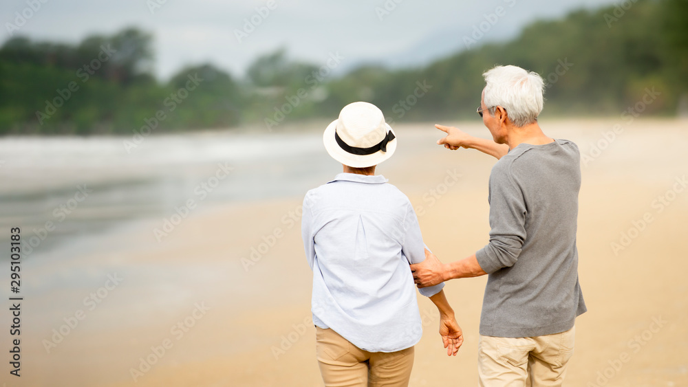 老年男女在海滩上拥抱退休生活方式健康旅行空缺