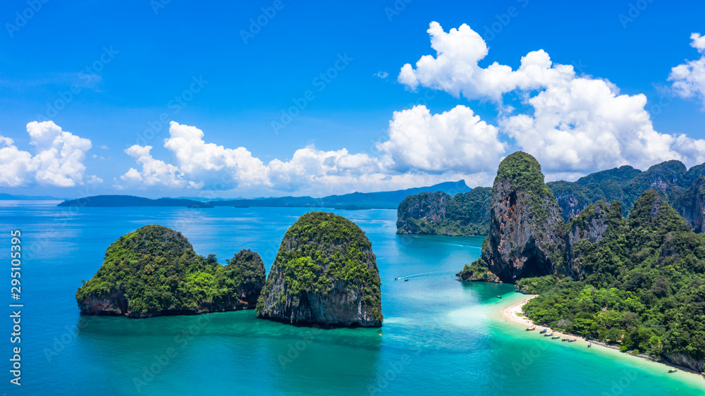 Railay Bay Ao Phra Nang海滩上的Phra Nanng洞穴海滩鸟瞰图，配有传统的长尾船。