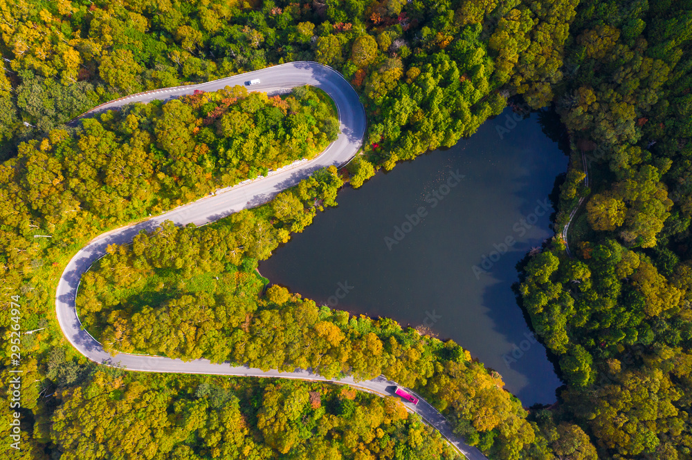 秋季山路蜿蜒鸟瞰图