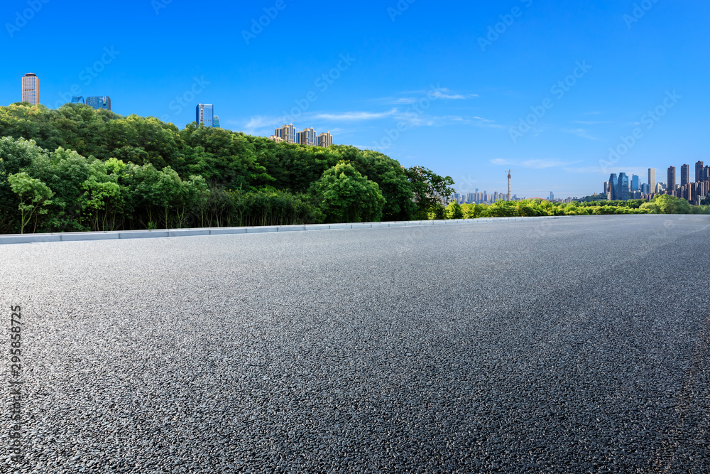 中国重庆空旷的柏油公路和现代城市金融区天际线。