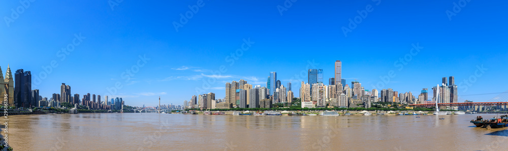 中国重庆现代城市天际线全景。