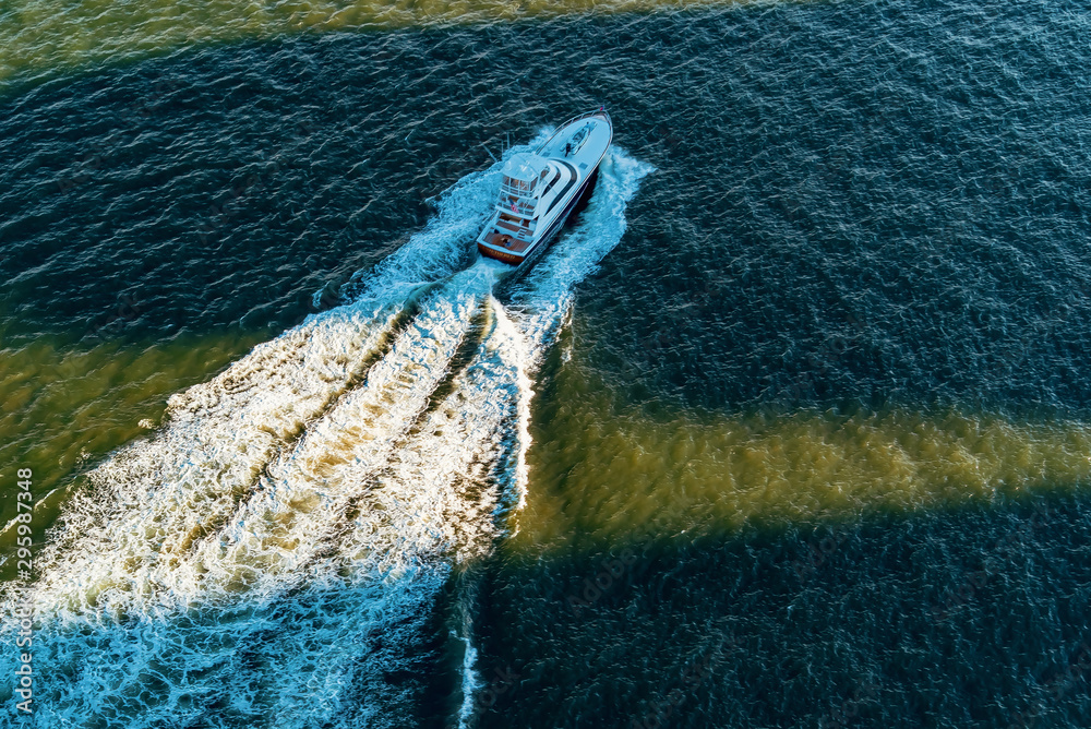 船沿纽约市东河顺流而下