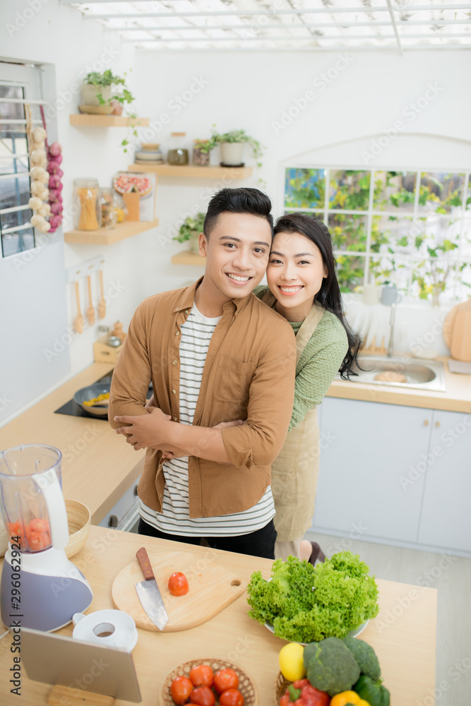 年轻的亚洲夫妇在厨房做饭