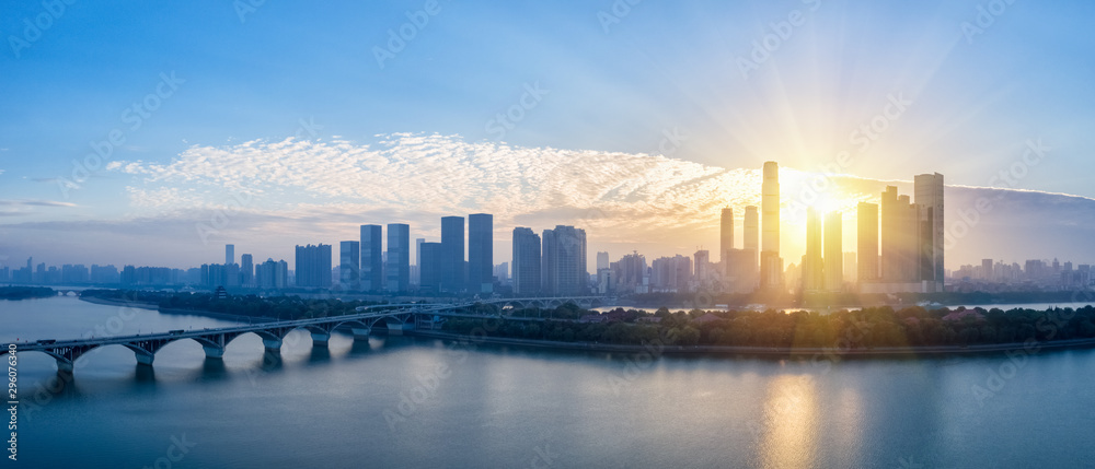 日出中的长沙天际线全景