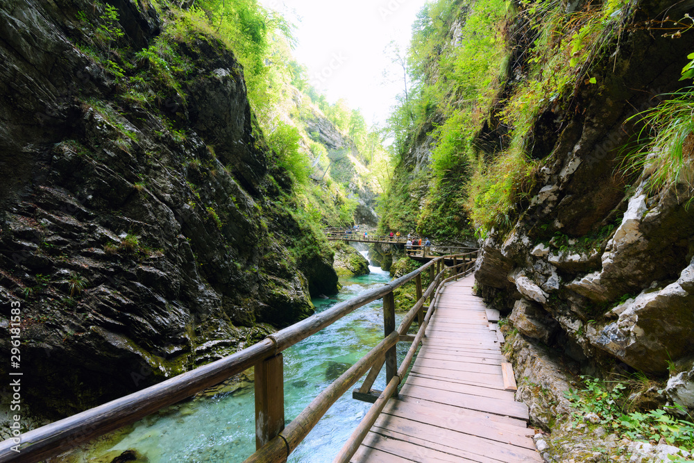 Vintgar Gorge，清澈的绿松石水流，配有木制观景走道和桥梁